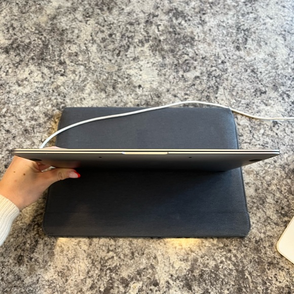 Macbook air 256g 2020 with case and charger - Picture 5 of 16